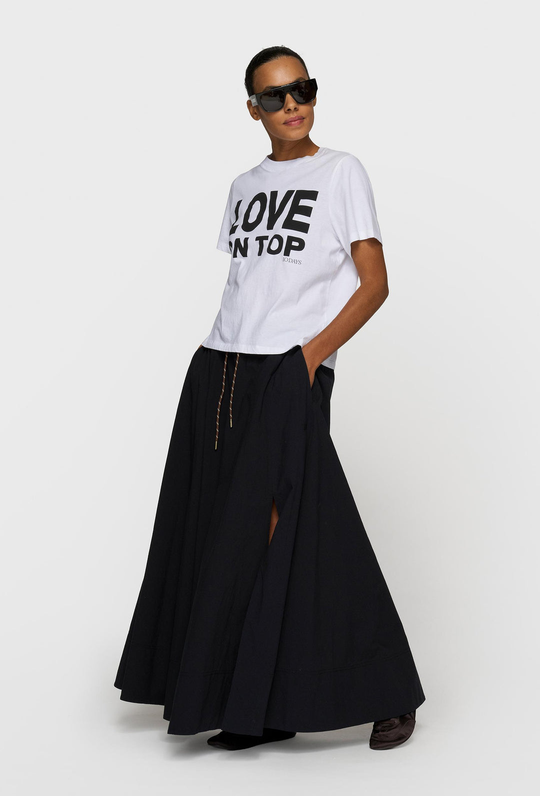 Monochromatyczny zestaw t-shirt z napisem i spódnica maxi