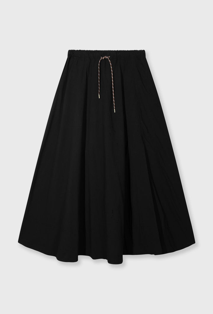 Monochromatyczny zestaw t-shirt z napisem i spódnica maxi