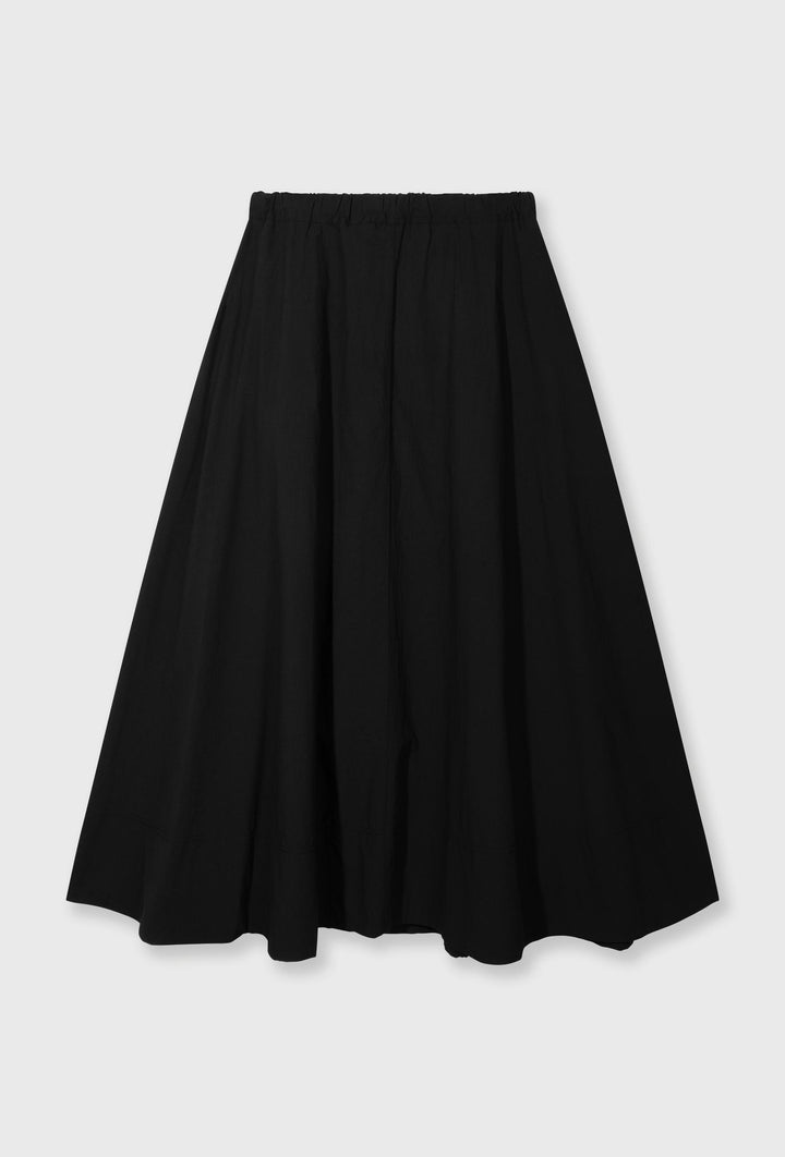 Monochromatyczny zestaw t-shirt z napisem i spódnica maxi