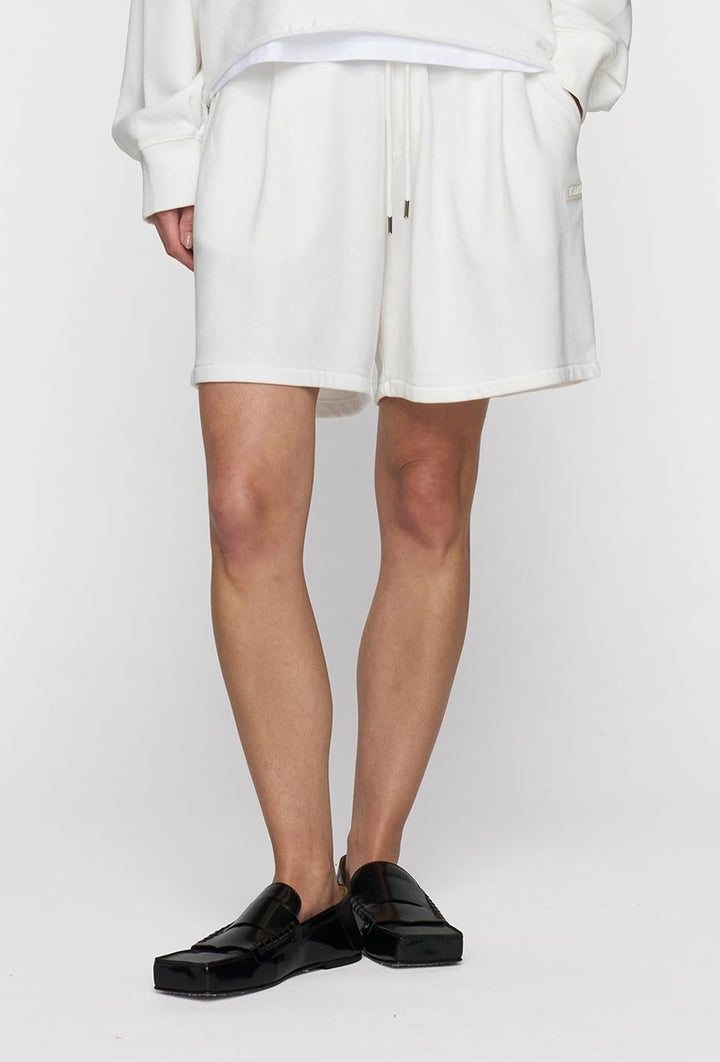 Luźne szorty na gumkę w pasie w białym kolorze