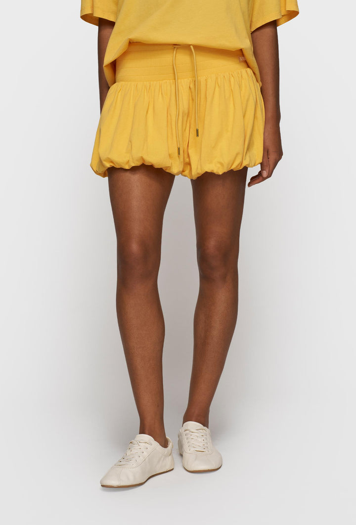 Szorty z marszczeniami w energentycznym żółtym kolorze