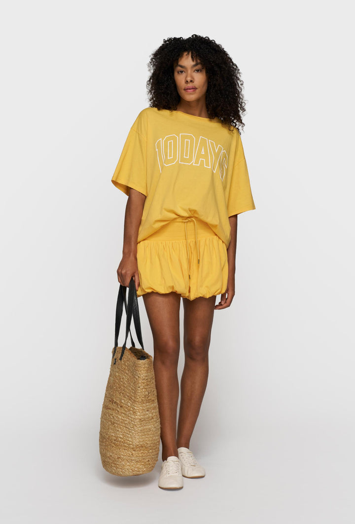 Szorty z marszczeniami w energentycznym żółtym kolorze