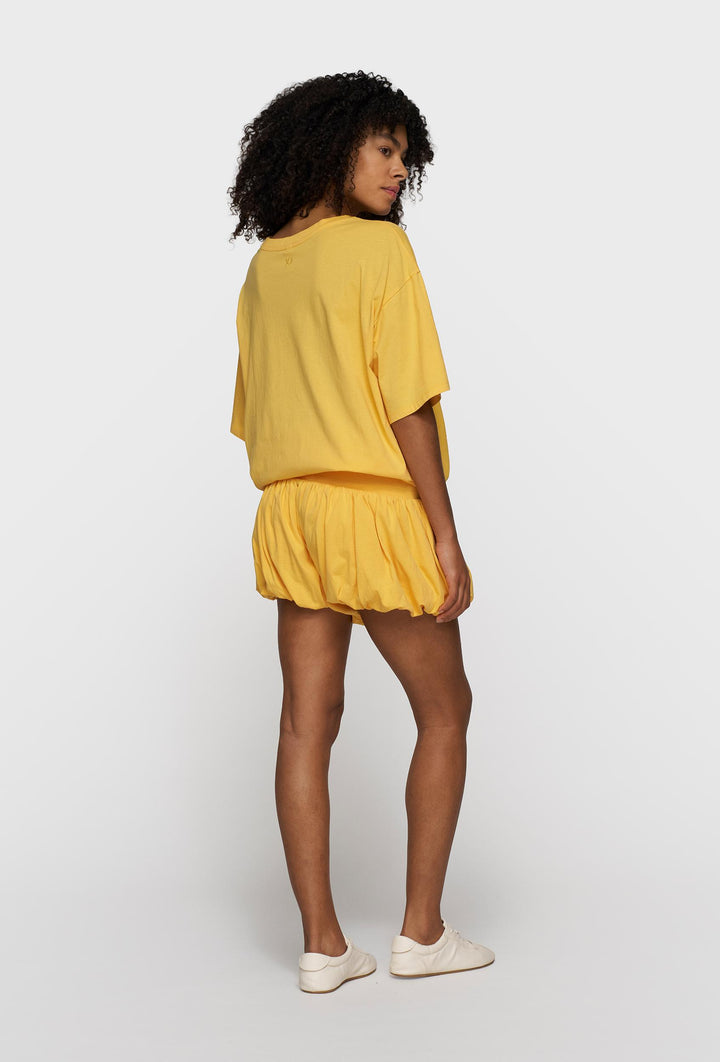 Szorty z marszczeniami w energentycznym żółtym kolorze