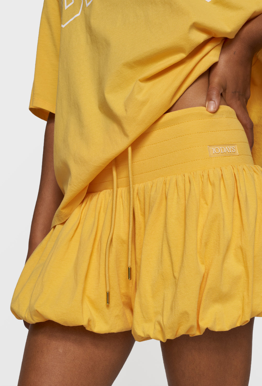 Szorty z marszczeniami w energentycznym żółtym kolorze