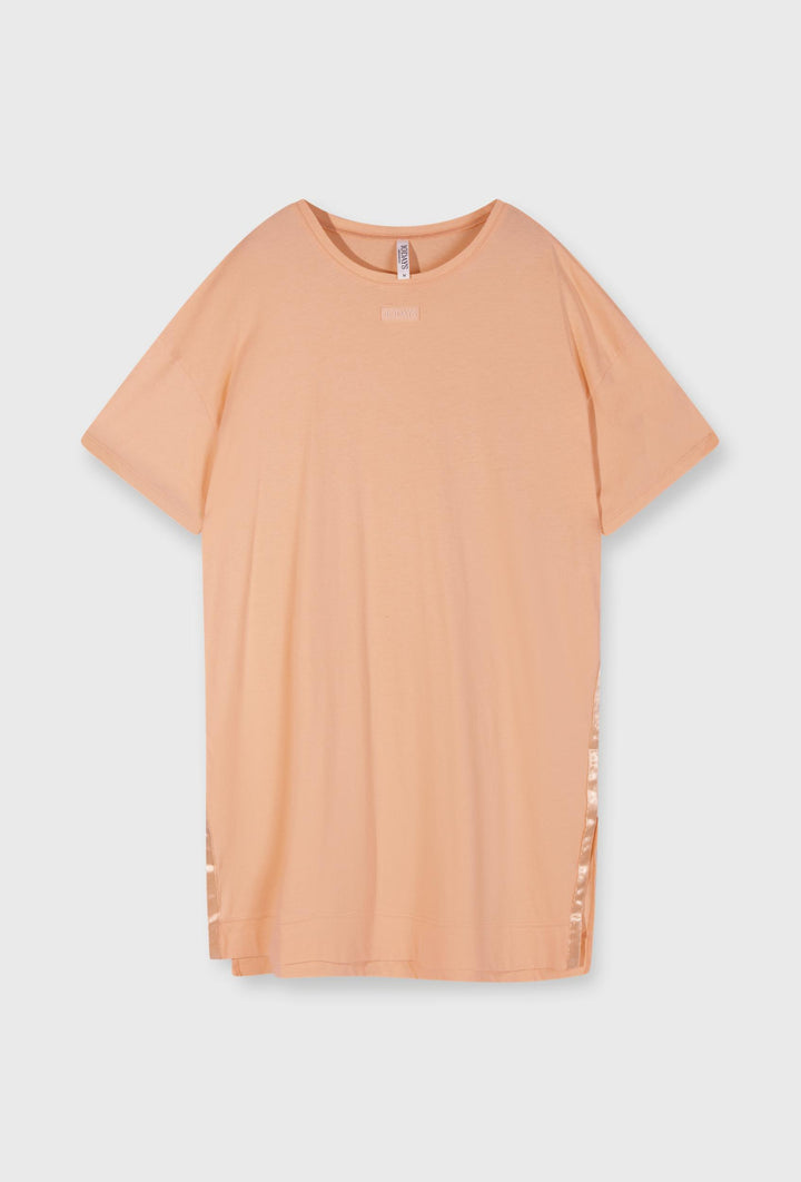 T-shirtowa sukienka z krótkim rękawem w brzoskwiniowym kolorze