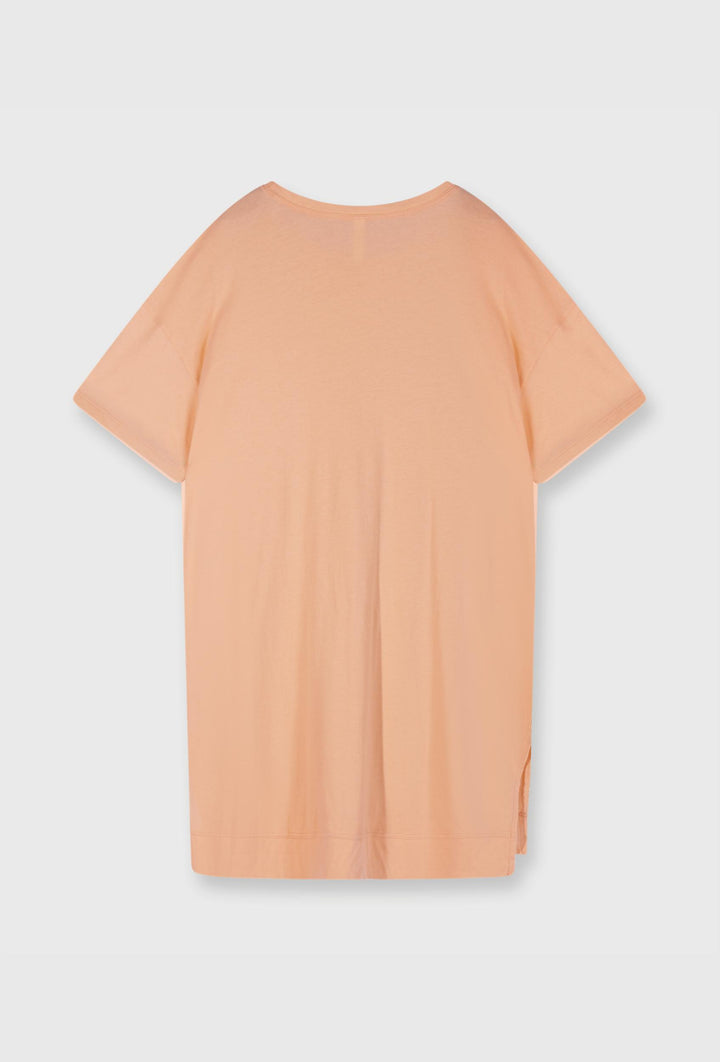 T-shirtowa sukienka z krótkim rękawem w brzoskwiniowym kolorze
