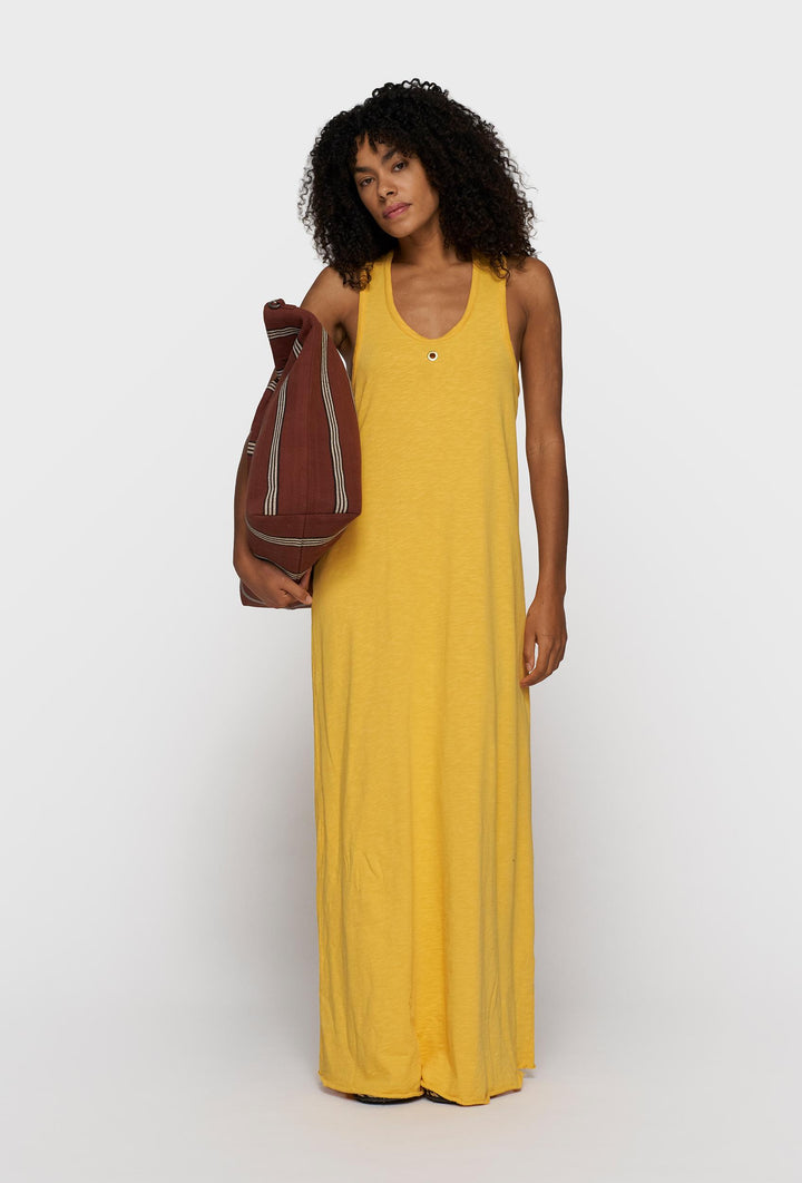 Sukienka maxi na szerokich ramiączkach w żółtym kolorze
