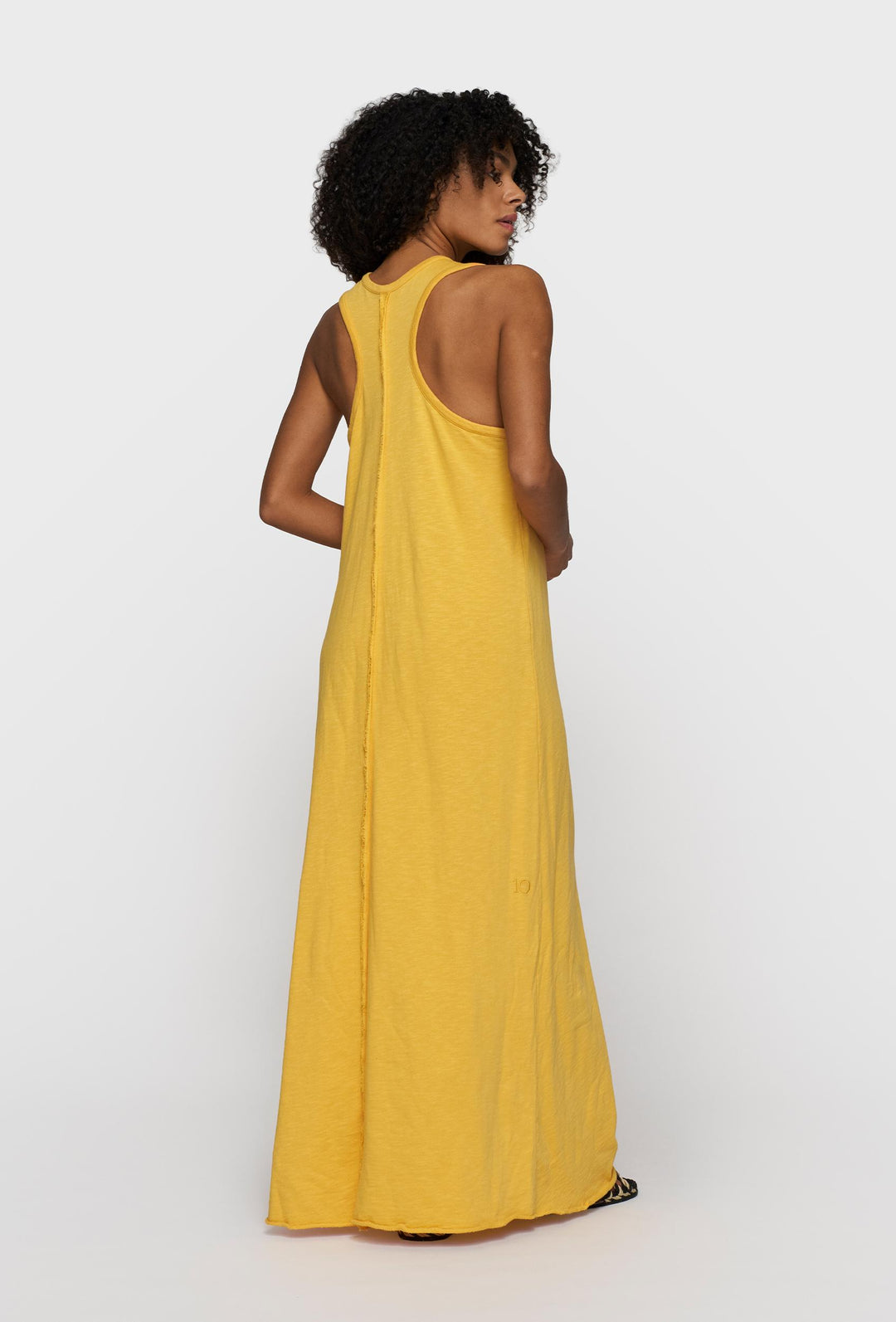 Sukienka maxi na szerokich ramiączkach w żółtym kolorze