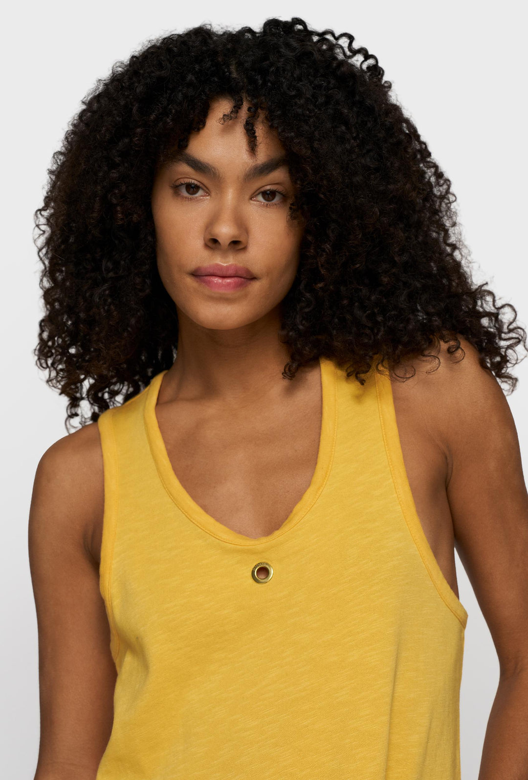 Sukienka maxi na szerokich ramiączkach w żółtym kolorze