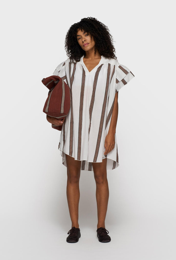 Sukienka o swobodnym kroju z krótkim rękawem