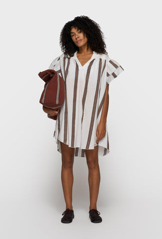 Sukienka o swobodnym kroju z krótkim rękawem