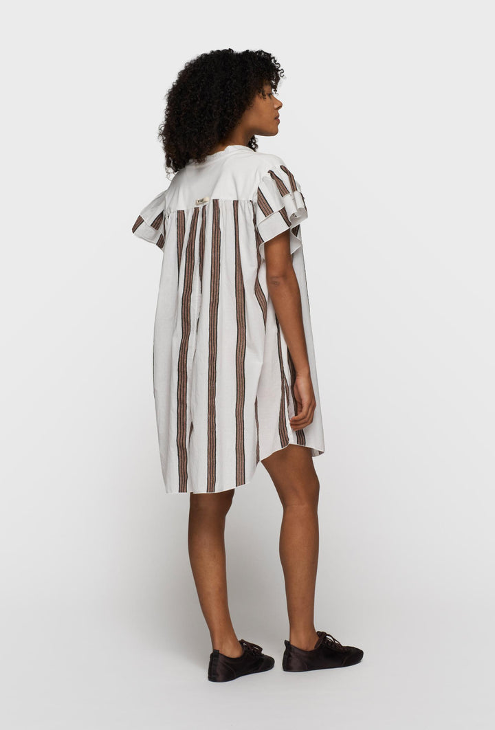 Sukienka o swobodnym kroju z krótkim rękawem