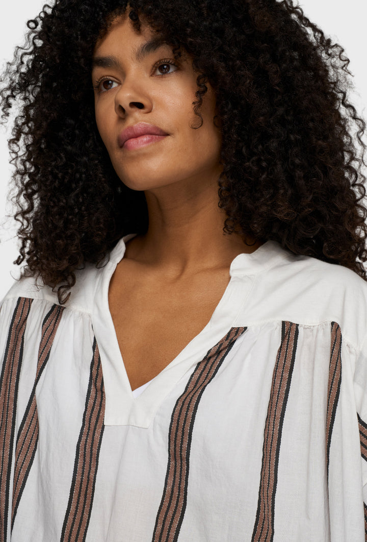 Sukienka o swobodnym kroju z krótkim rękawem