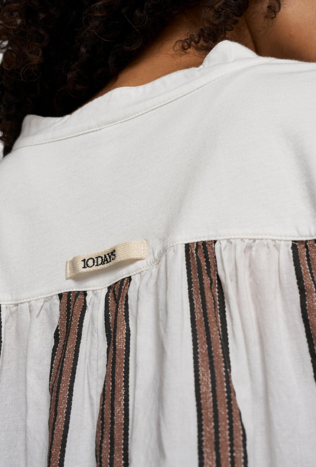 Sukienka o swobodnym kroju z krótkim rękawem