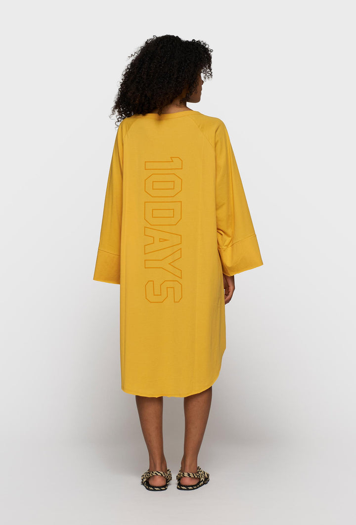 Luźna sukienka z długim rękawem w żółtym kolorze