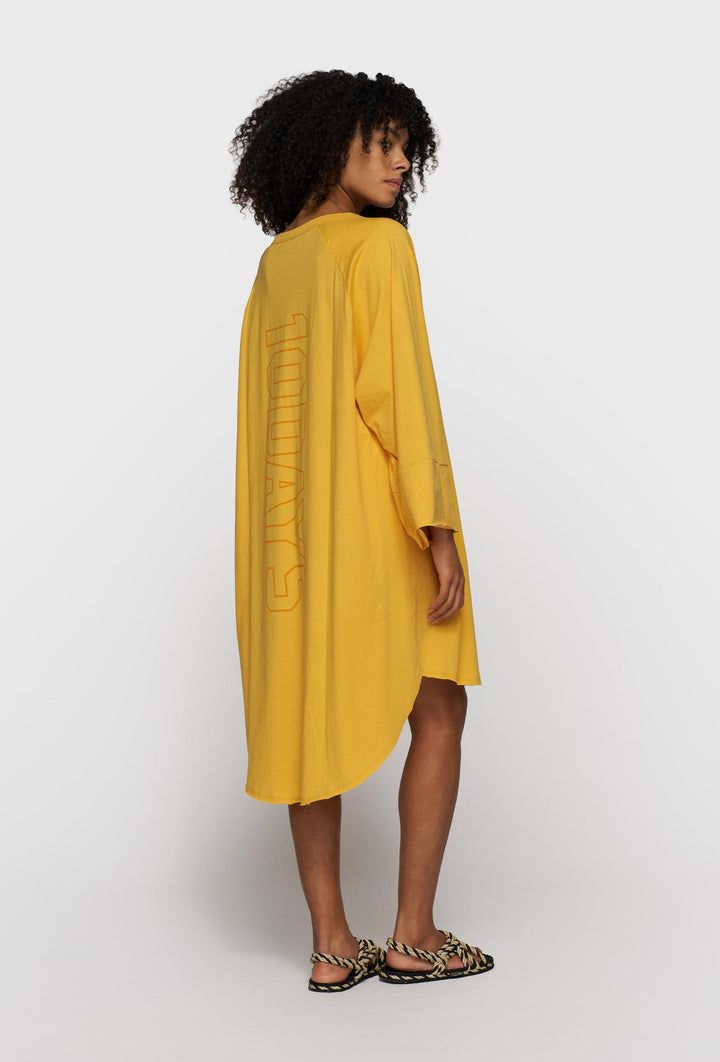 Luźna sukienka z długim rękawem w żółtym kolorze
