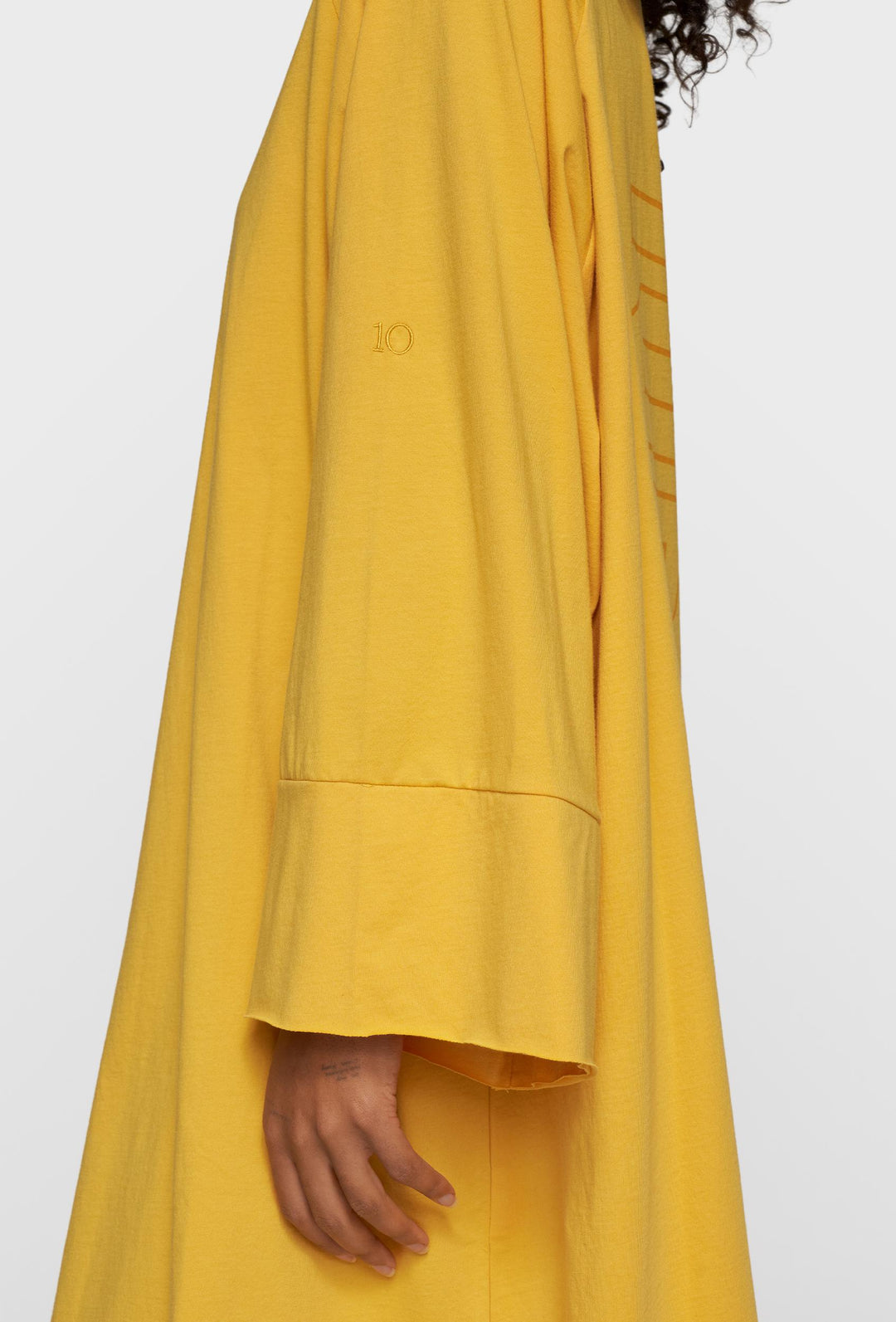 Luźna sukienka z długim rękawem w żółtym kolorze