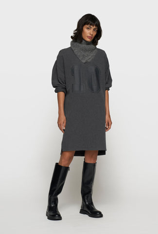 Luźna sukienka o sportowym charakterze