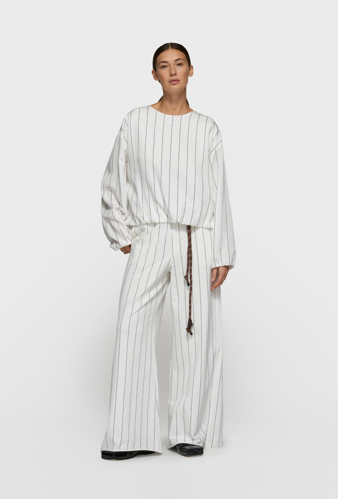 Kremowa bluzka w pionowy prążek z bufowanymi rękawami