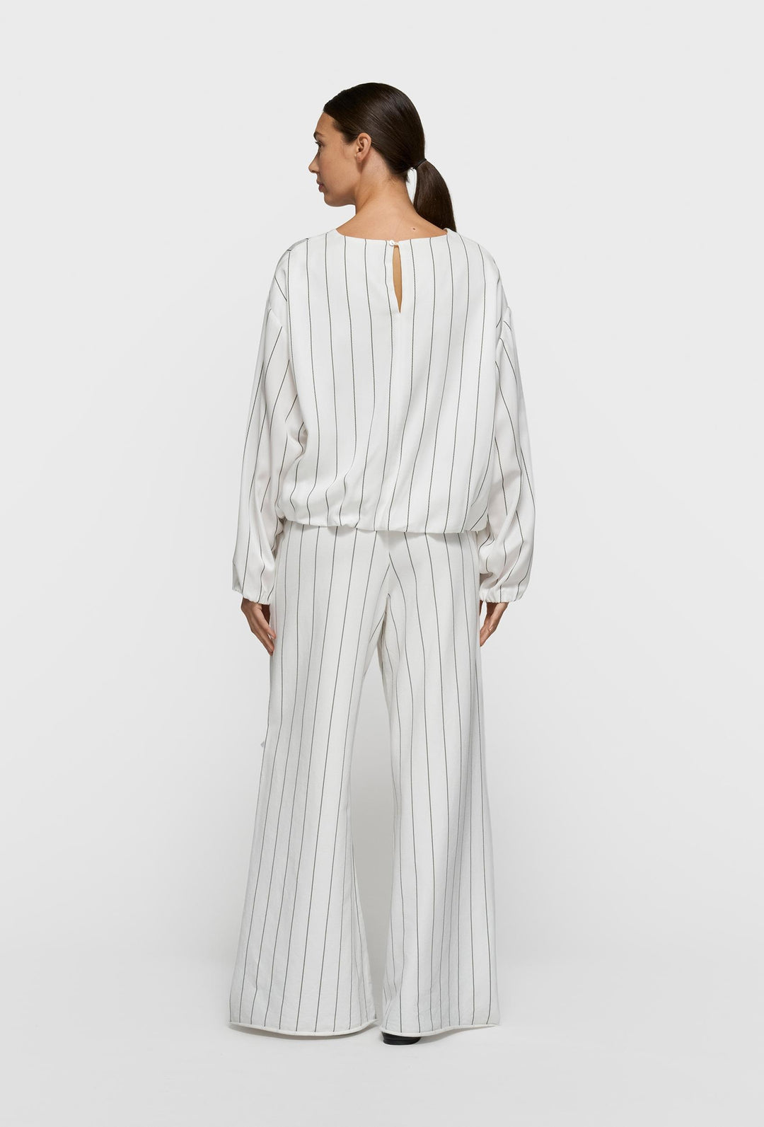 Kremowa bluzka w pionowy prążek z bufowanymi rękawami