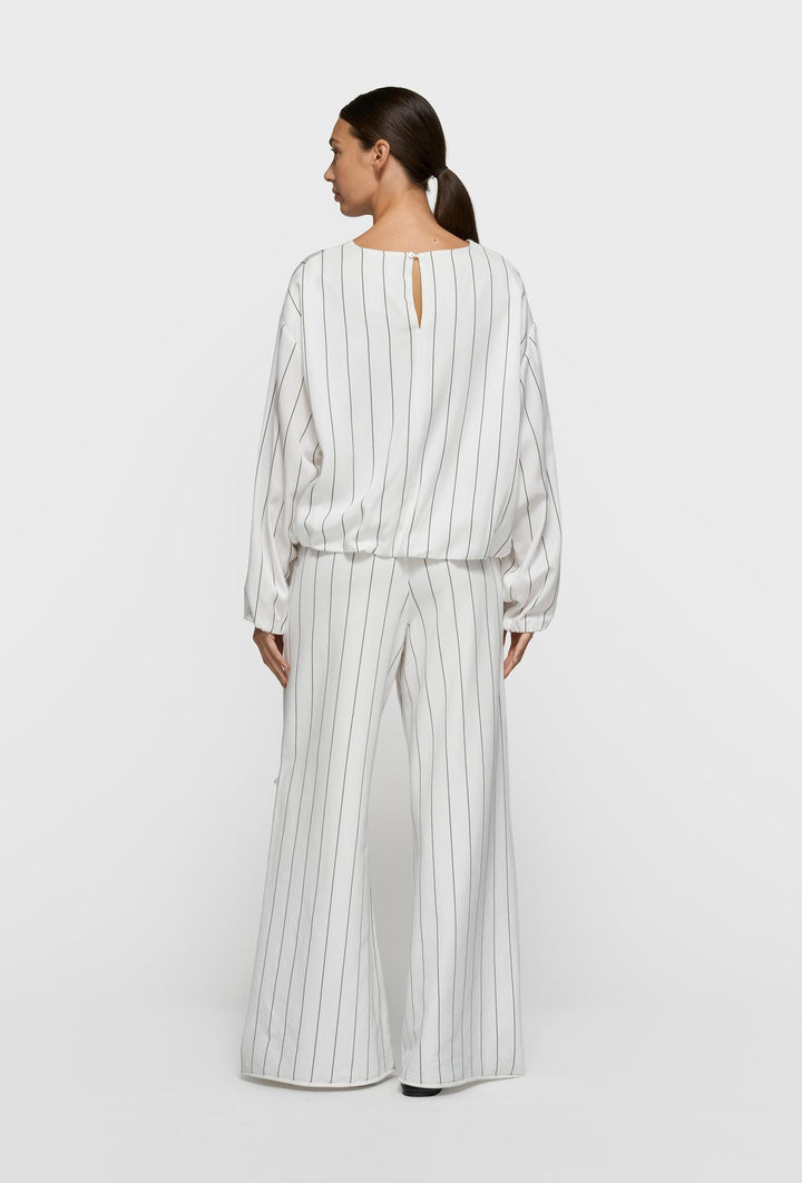 Kremowa bluzka w pionowy prążek z bufowanymi rękawami