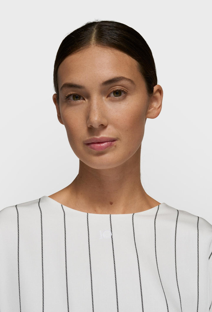 Kremowa bluzka w pionowy prążek z bufowanymi rękawami