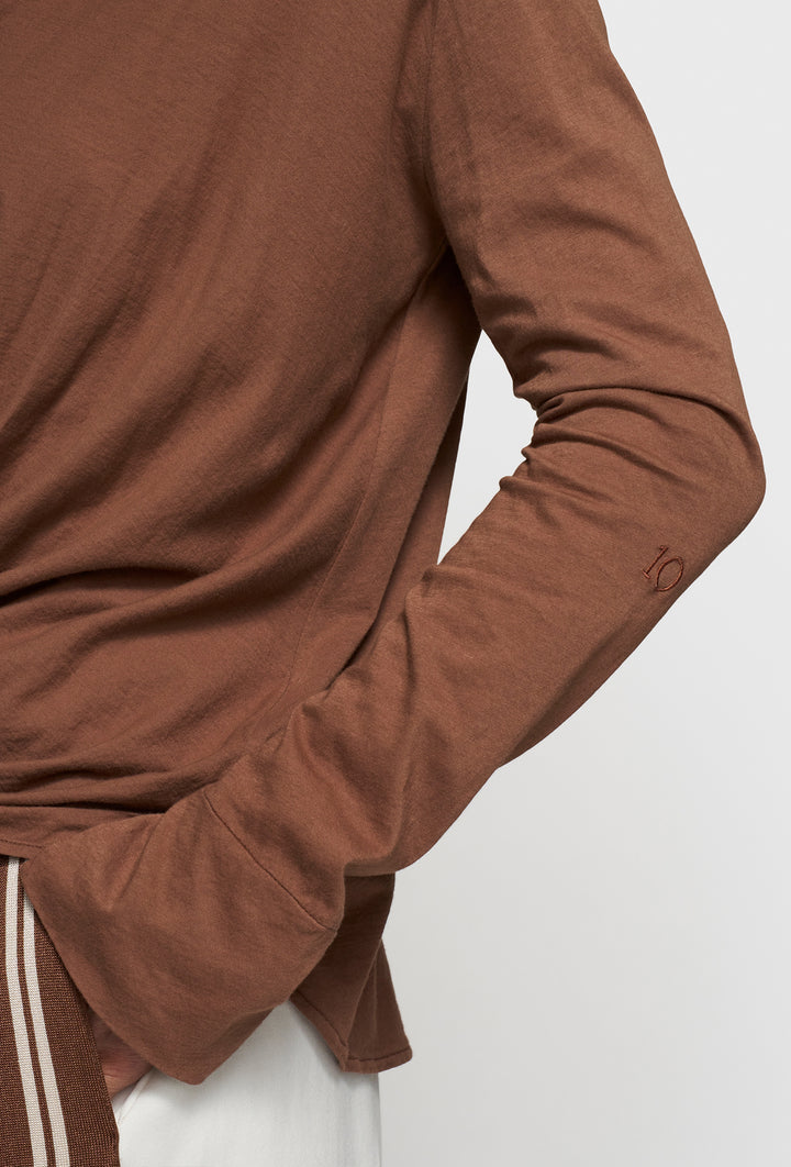 Stylowy t-shirt z długimi rękawami z luźnego materiału