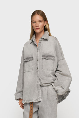 Szara koszula denimowa w stylu oversize