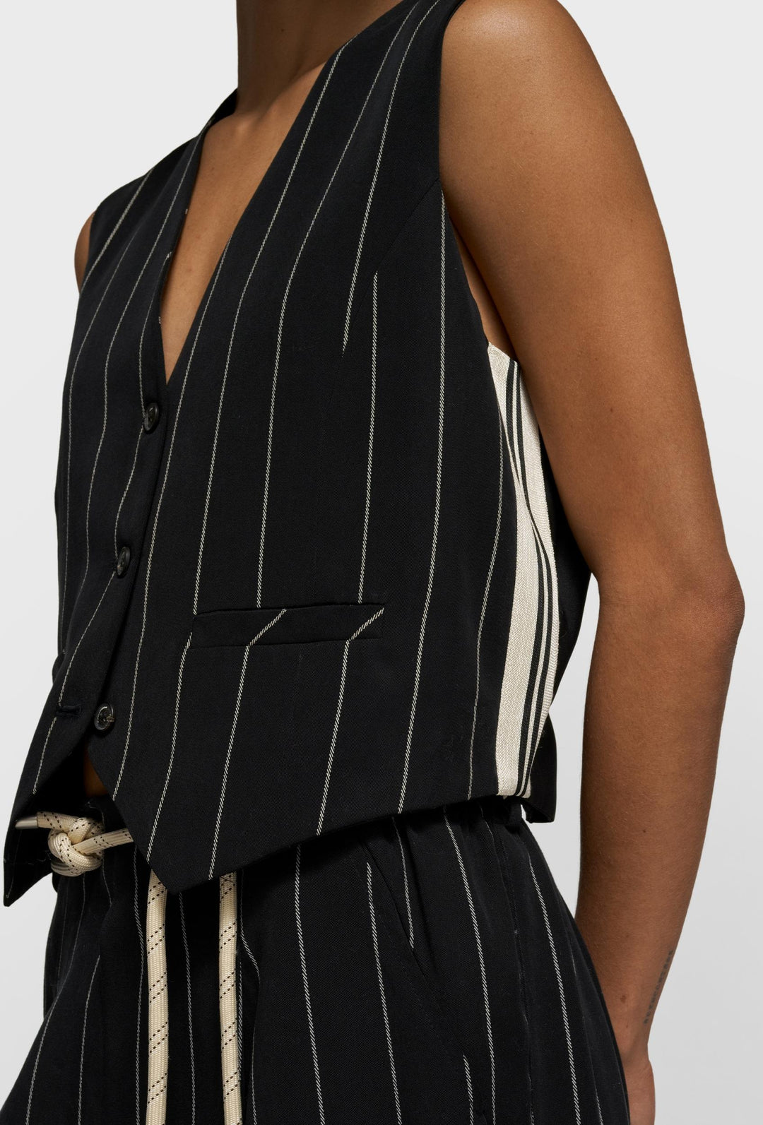 Czarna kamizelka garniturowa w prążek z regulacją z tyłu