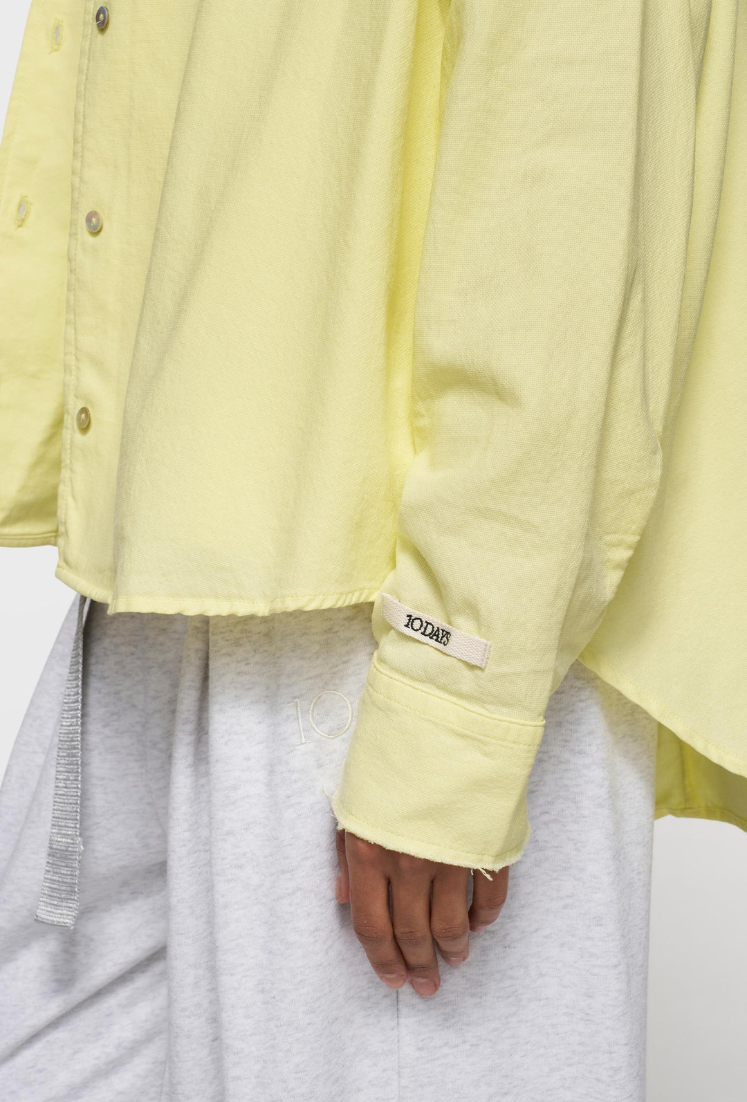Koszula oversize w pastelowym żółtym kolorze