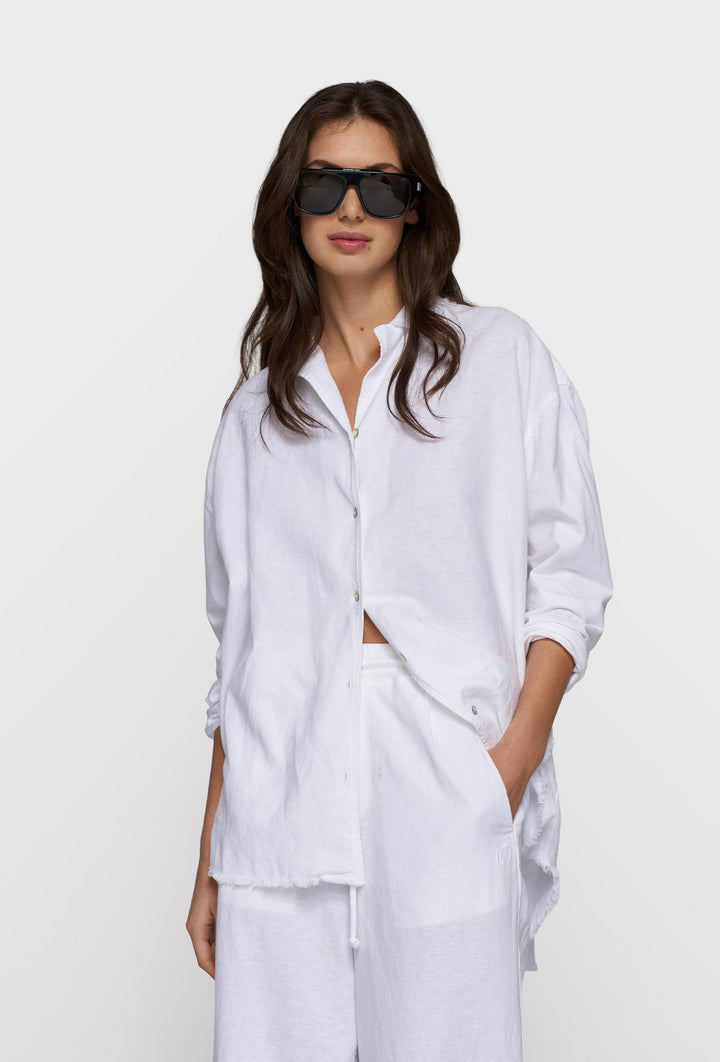 Lekka, oversizowa koszula w białym kolorze