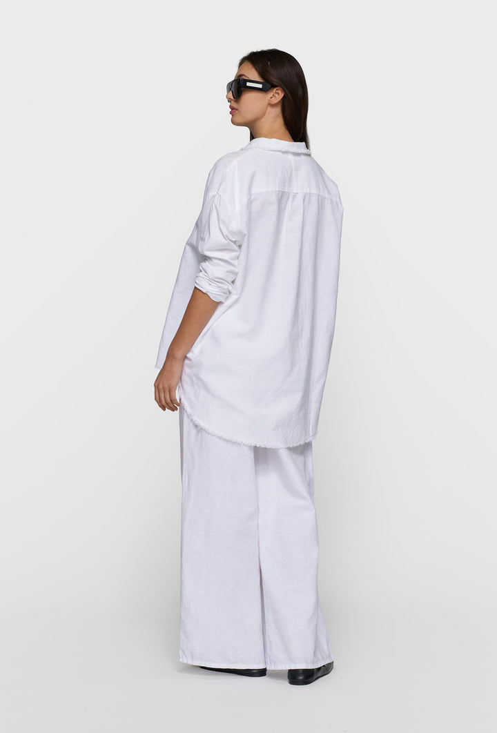 Lekka, oversizowa koszula w białym kolorze