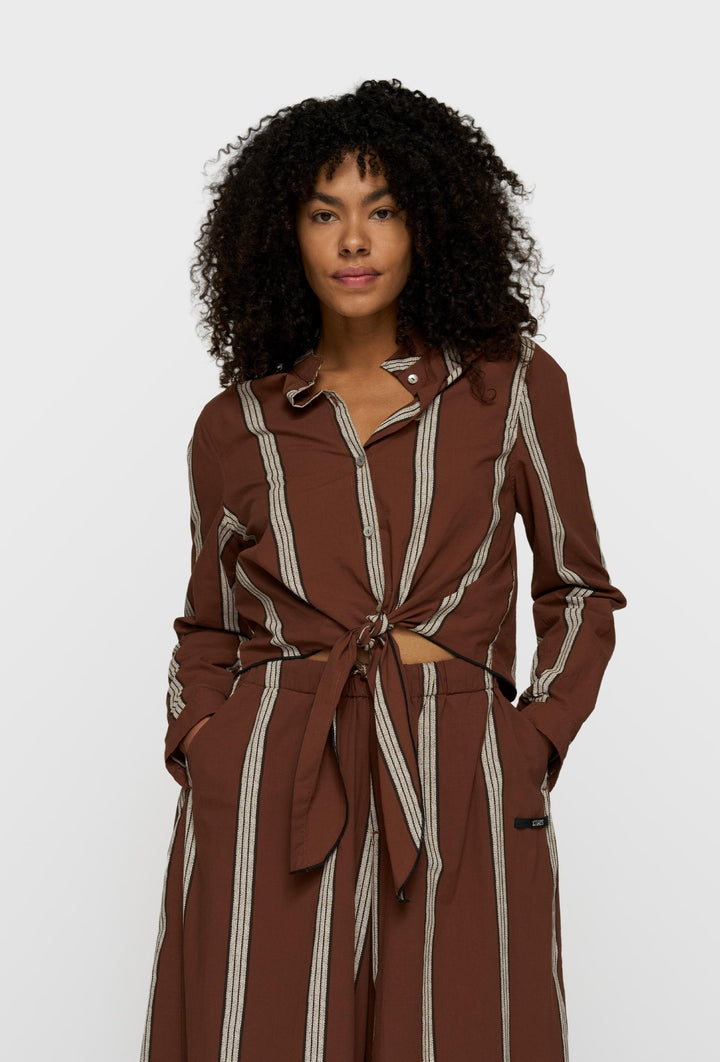Koszula o krótszym kroju z wiązaniem w brązowym kolorze