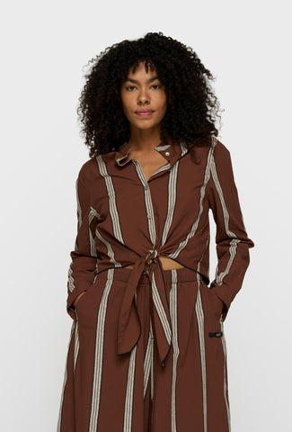 Koszula o krótszym kroju z wiązaniem w brązowym kolorze