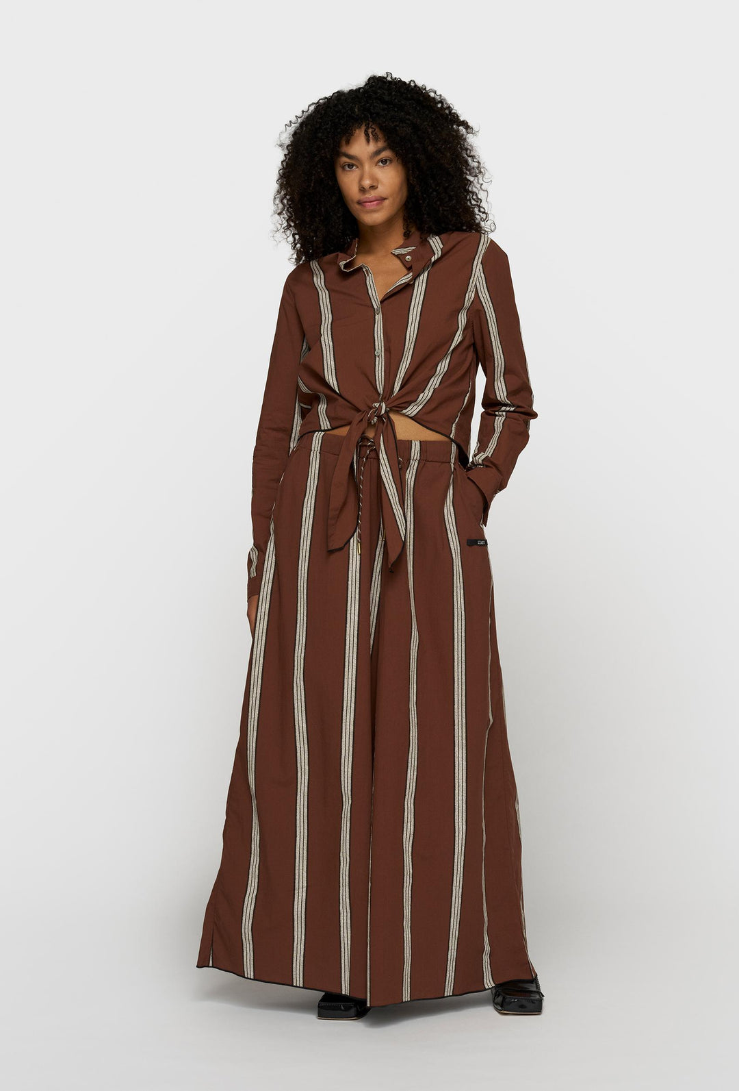 Koszula o krótszym kroju z wiązaniem w brązowym kolorze