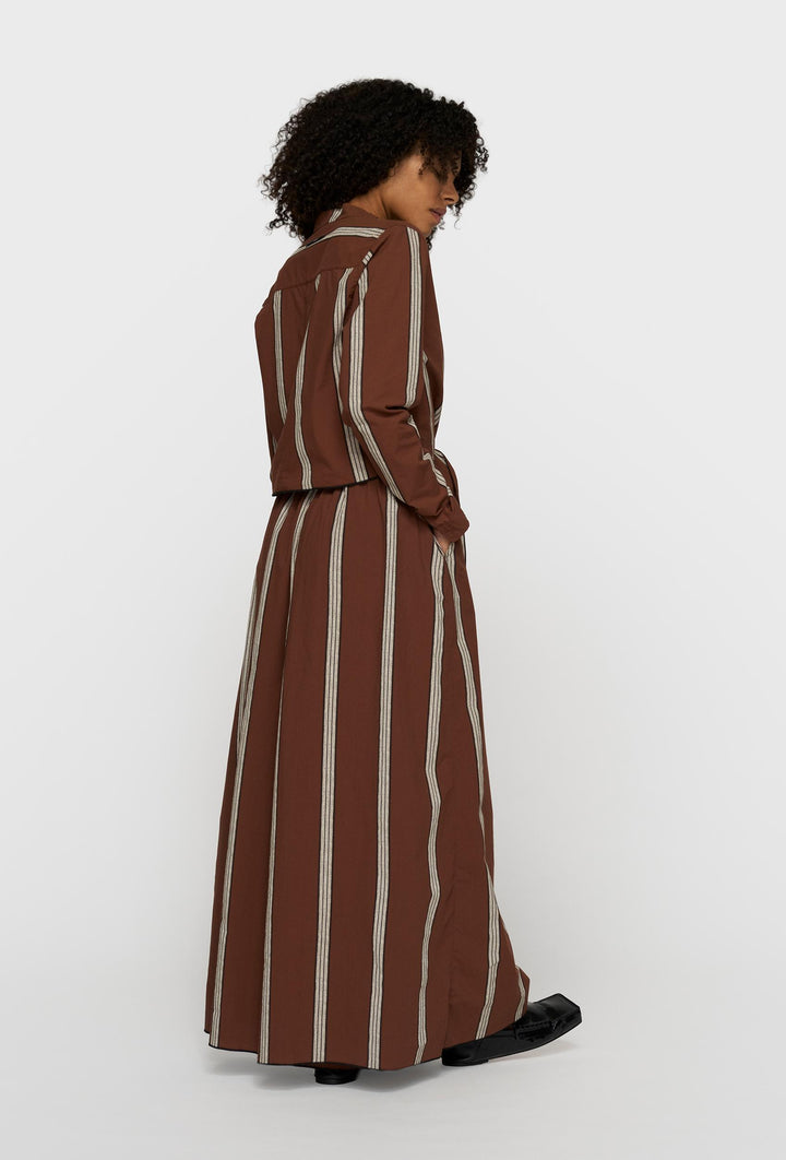 Koszula o krótszym kroju z wiązaniem w brązowym kolorze