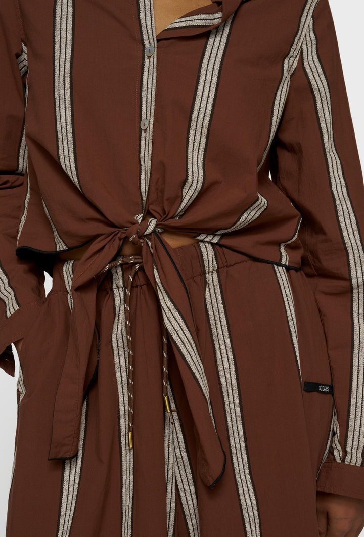 Koszula o krótszym kroju z wiązaniem w brązowym kolorze