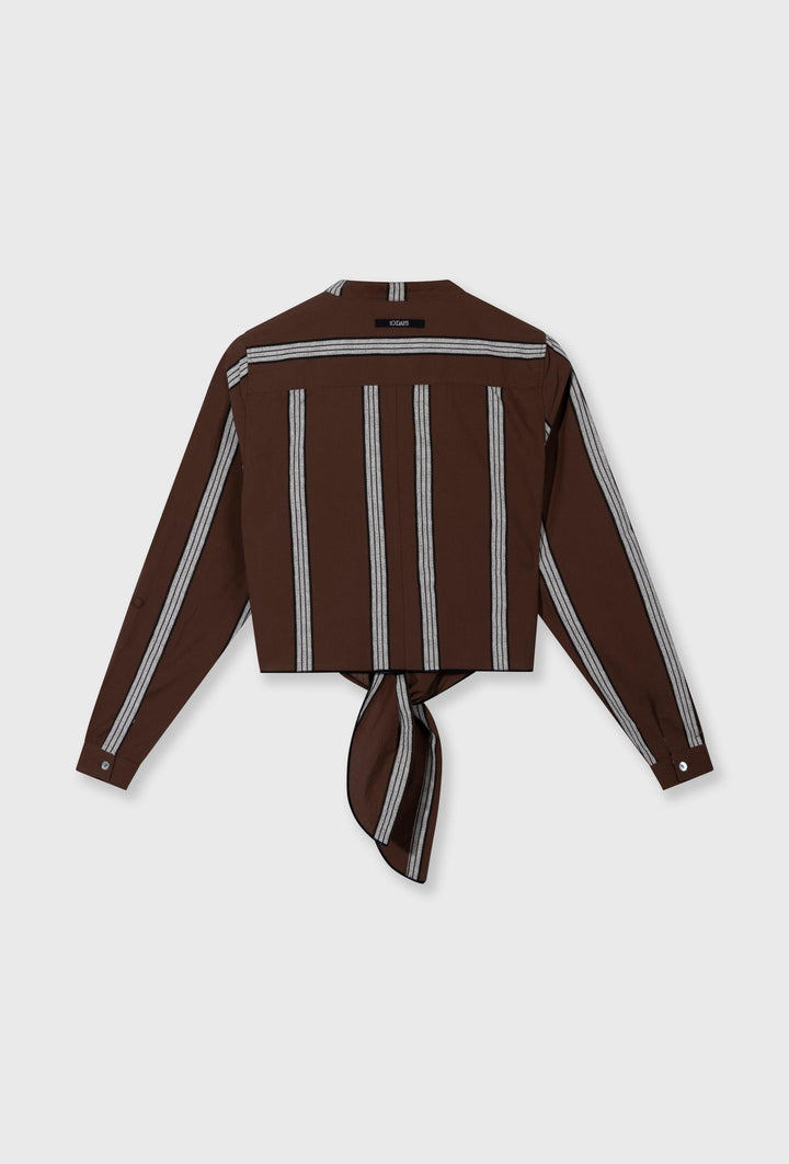 Koszula o krótszym kroju z wiązaniem w brązowym kolorze