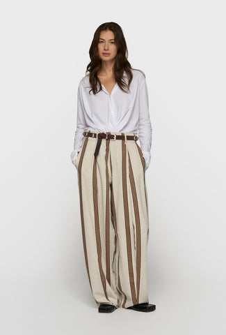 Szerokie lniane spodnie w pasy z białą koszulą