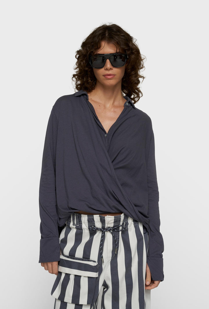 Luźna bluzka kopertowa z długim rękawem w grafitowym kolorze
