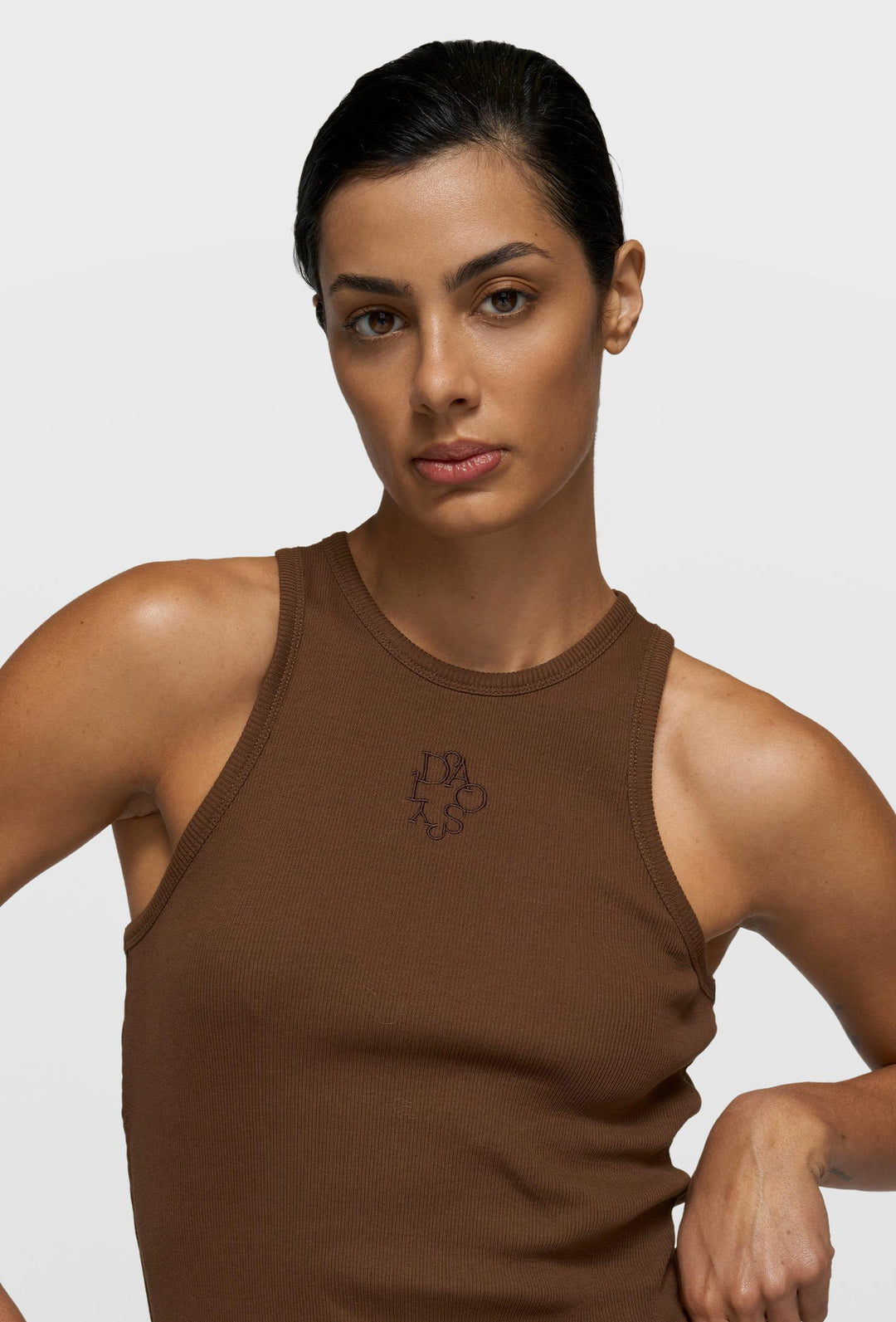 Top bez rękawów z prążkowanej dzianiny w brązowym kolorze