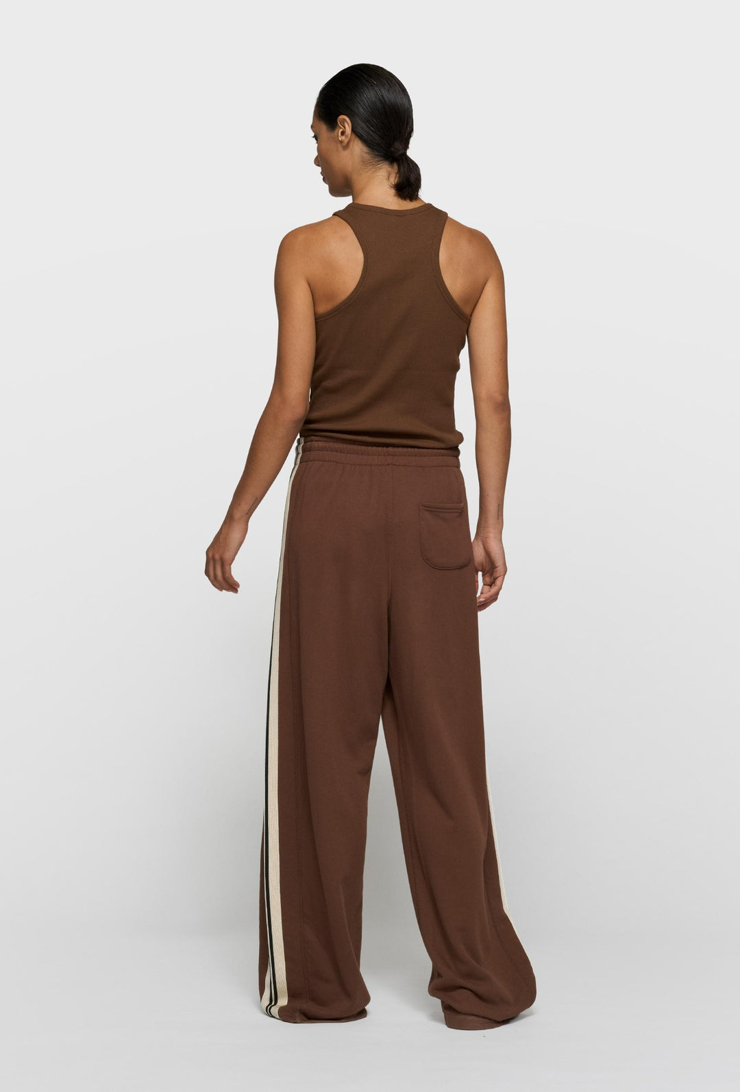 Top bez rękawów z prążkowanej dzianiny w brązowym kolorze