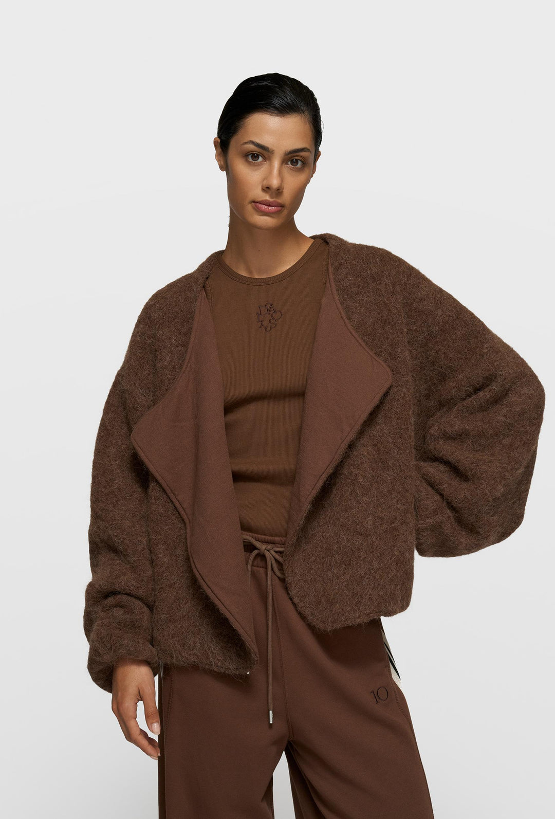 Top bez rękawów z prążkowanej dzianiny w brązowym kolorze