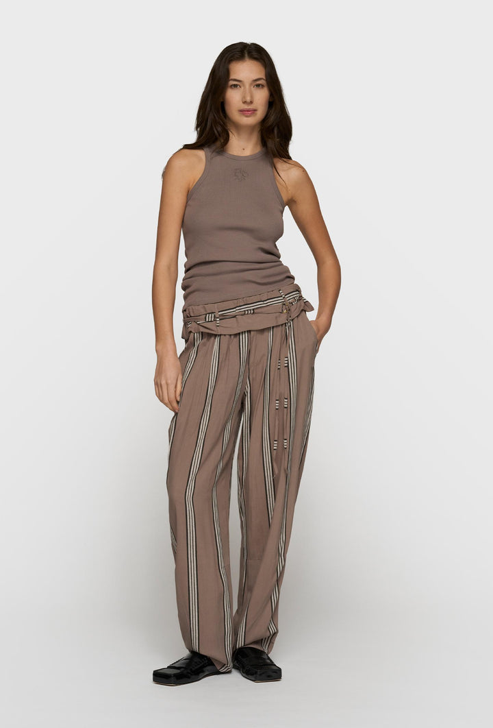 Prążkowy top o kroju bokserki w kolorze brązowym