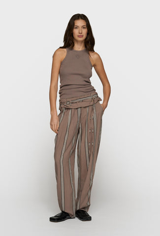 Zestaw taupe z topem i spodniami w pasy