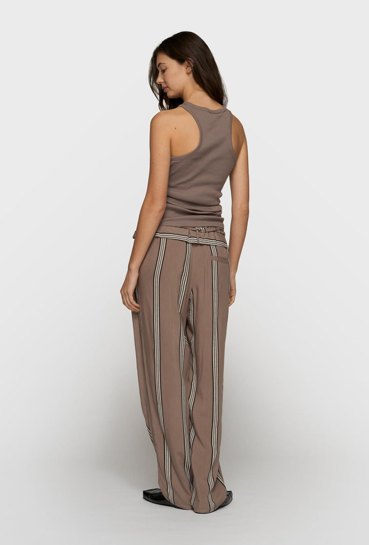 Prążkowy top o kroju bokserki w kolorze brązowym