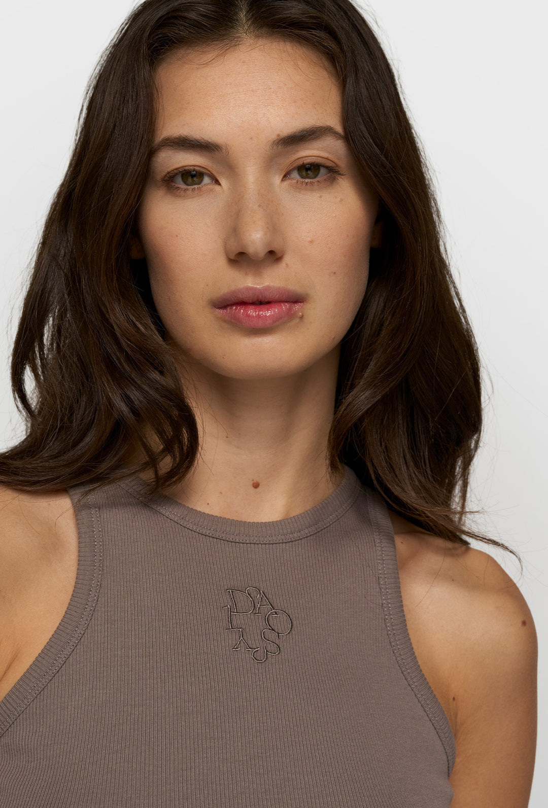 Prążkowy top o kroju bokserki w kolorze brązowym