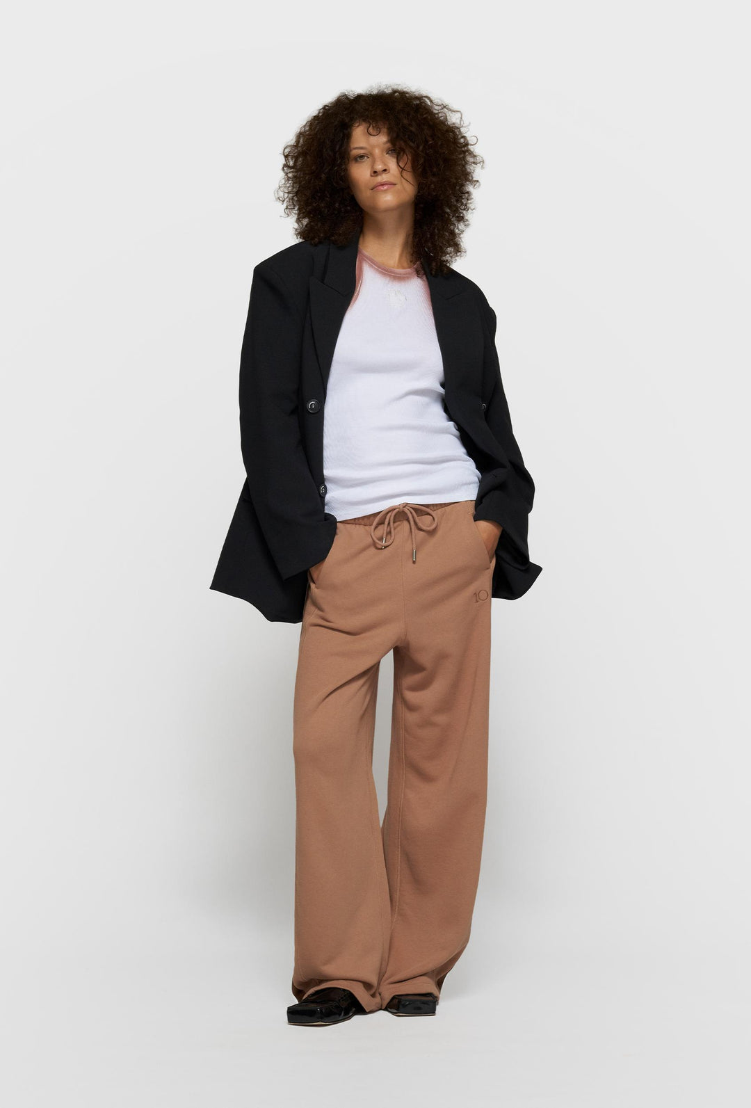 Biały top na ramiączkach z kontrastowym wykończeniem