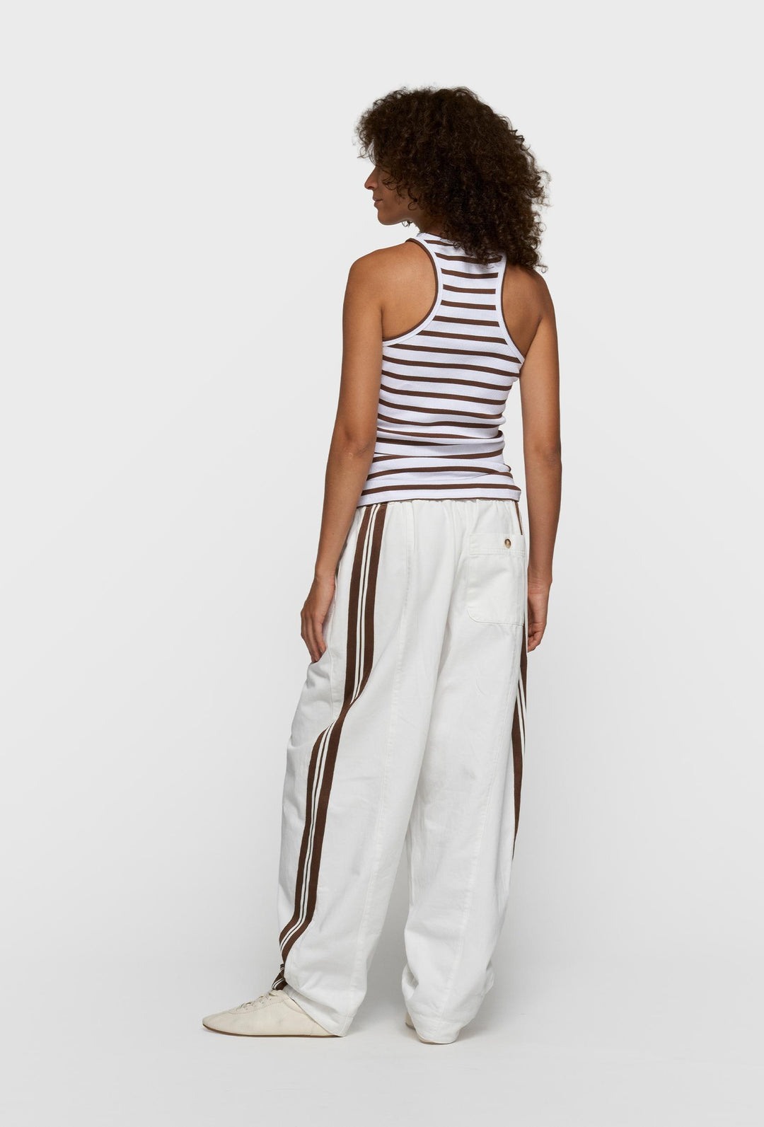 Top w biało-brązowe paski z dekoltem typu racer