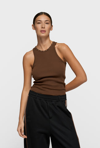 Brązowy top ribbed z perełkami przy dekolcie